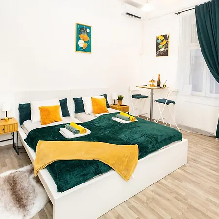 Golden Sun At Buda Castle Apartment *